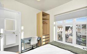 Central Guest House - Bedroom With En Suite Bathroom